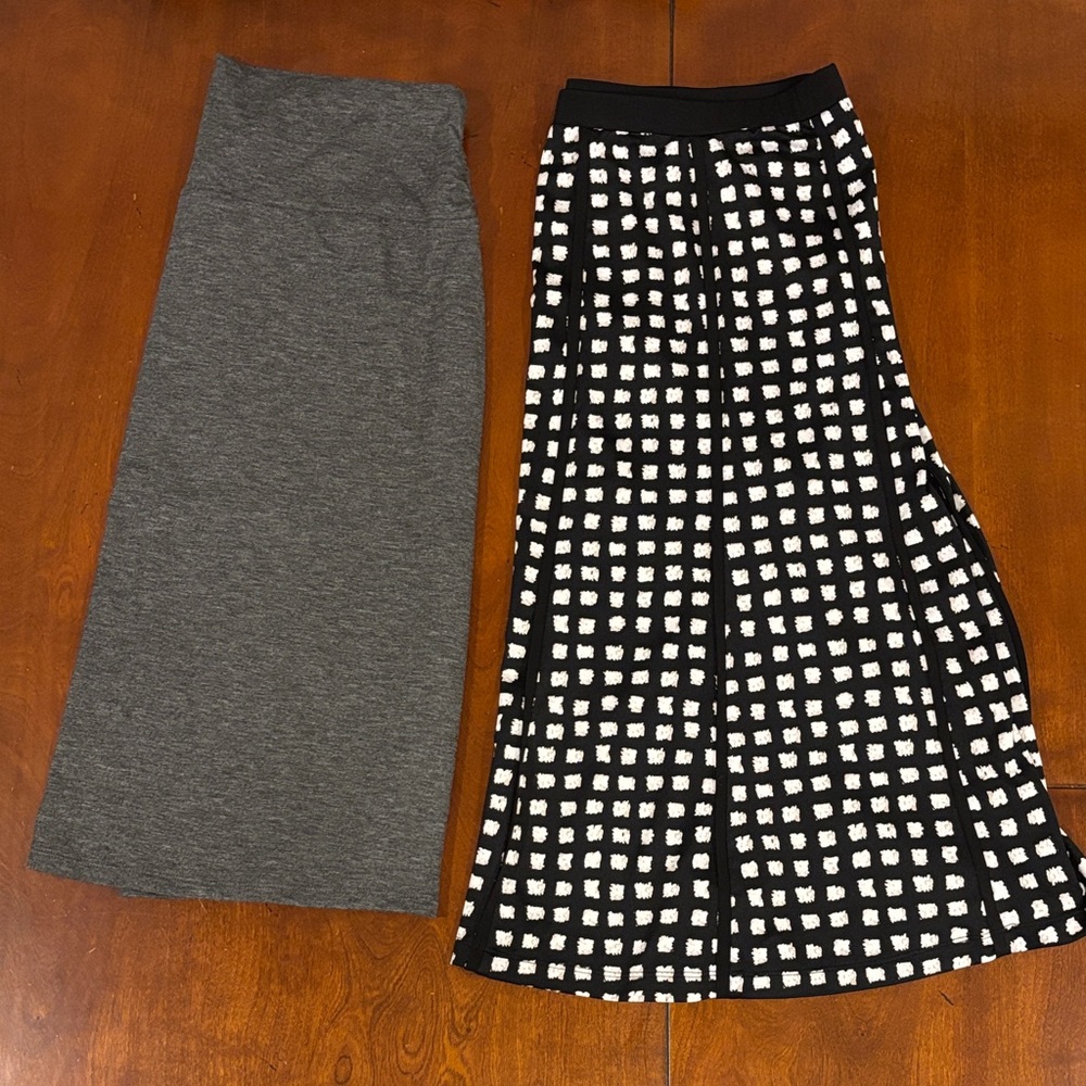 Lot of 2 Casual Midi Skirts. Size‎ Large.  EUC